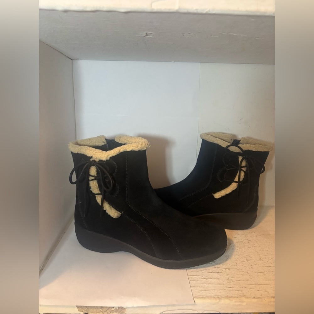 Clarks Bendables Black Suede Boots Women Shearling Trim 8 W - Picture 6 of 16